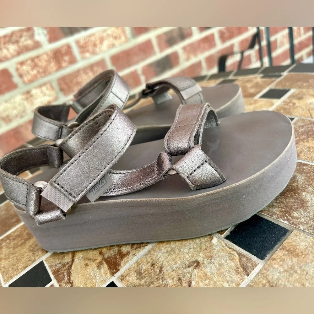 TEVA FLATFORM UNIVERSAL LEATHER METALLIC PEWTER PLATFORM SANDALS Size 6.